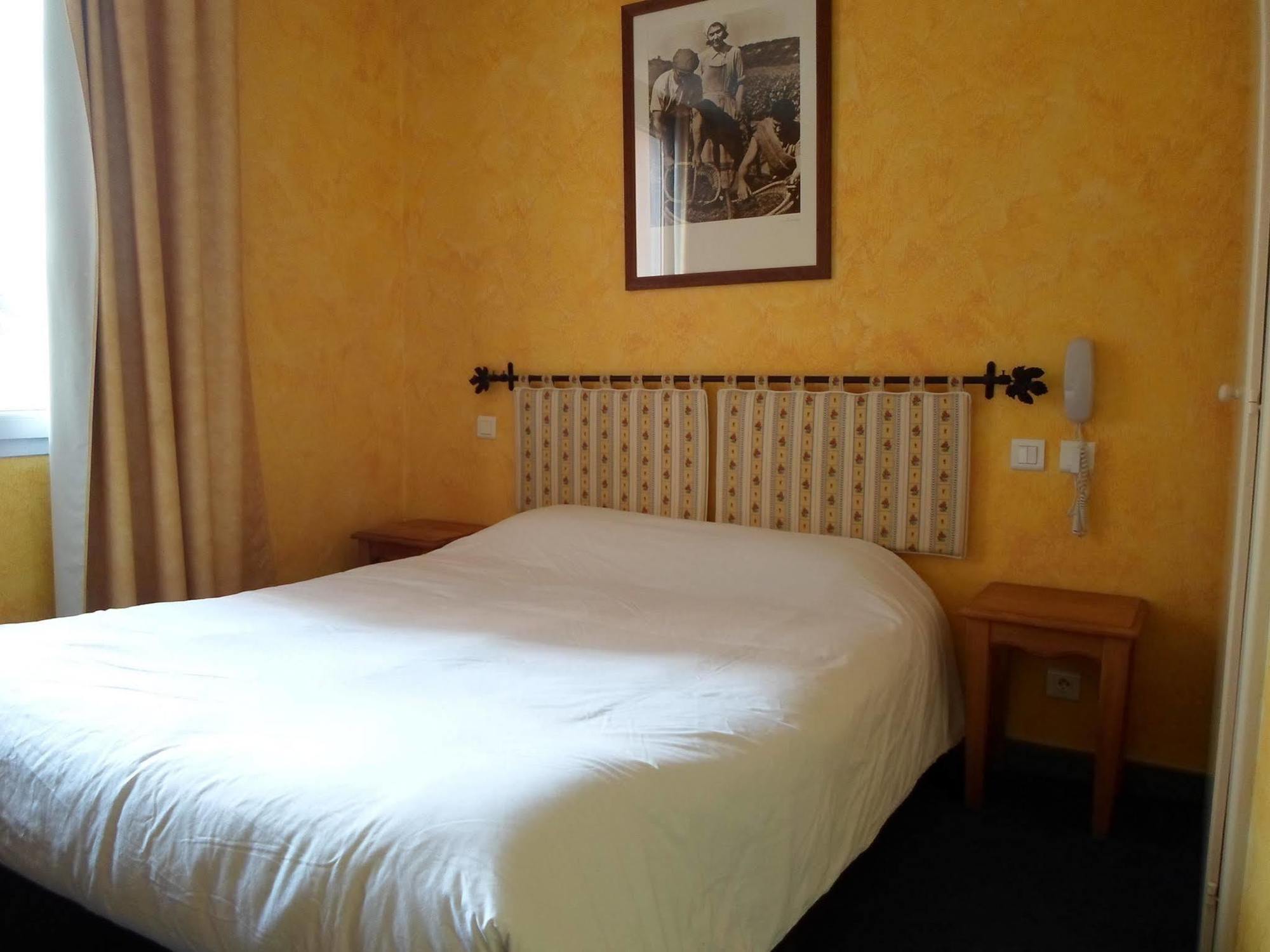 Brit Hotel Acacias อาร์ลส์ ภายนอก รูปภาพ